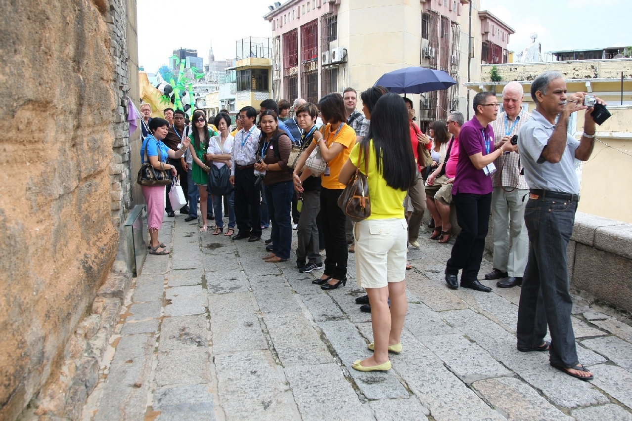 Delegates visit the Historic Center of Macau(b)