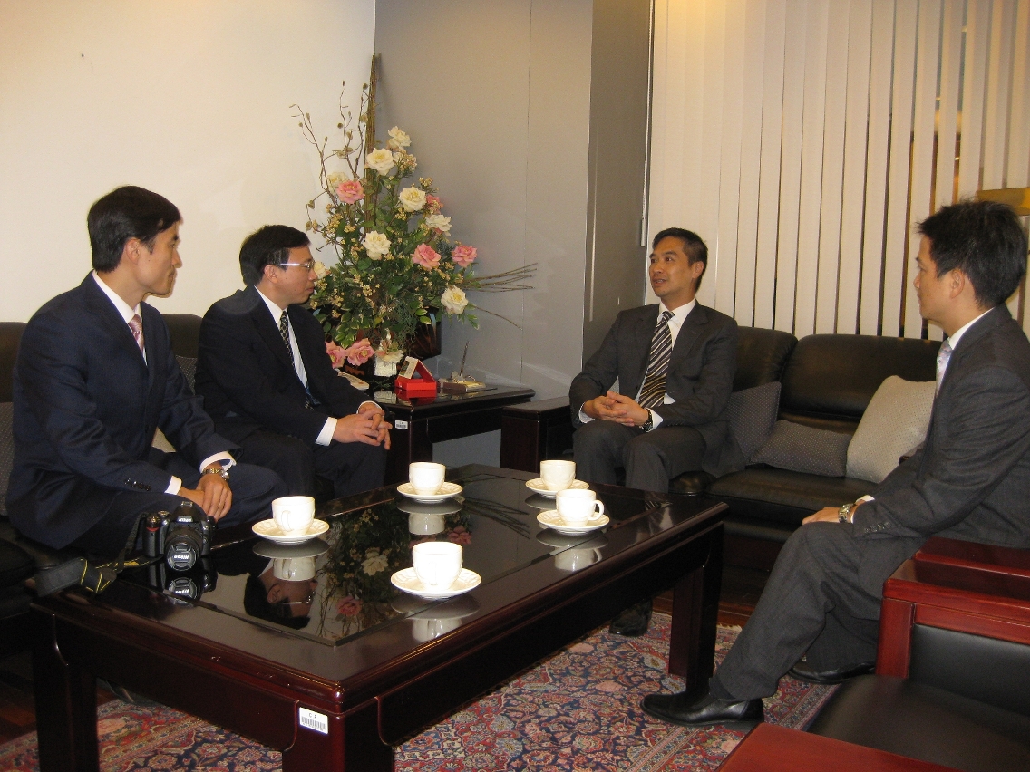 Comissário da Auditoria, Ho Veng On (centro), e o Subdirector do Departamento Jurídico do Gabinete de Auditoria Nacional, Liu Shaotong (segundo à esquerda) partilham experiências