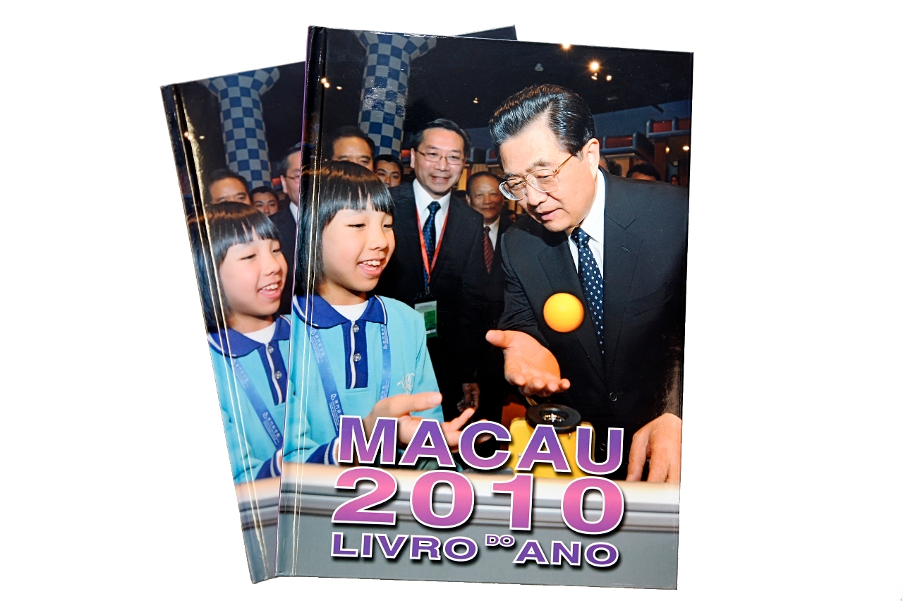 As edições em língua chinesa e em língua portuguesa do Macau 2010 - Livro do Ano, são lançadas a 13 de Novembro de 2010