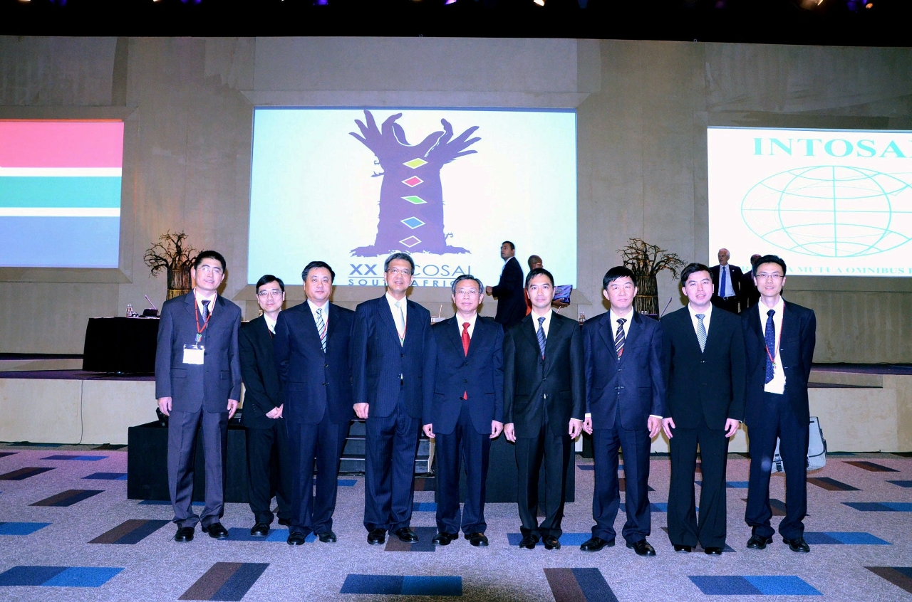 O Auditor Geral da China Liu Jiayi (ao centro), o Director de Auditoria de Pequim Li Yinjin (terceiro à esquerda), Ho Veng On (quarto à direita) e o Director de Auditoria de Hong Kong Tang Kwok-bun (quarto à esquerda) no auditório onde se realizou o Congresso.