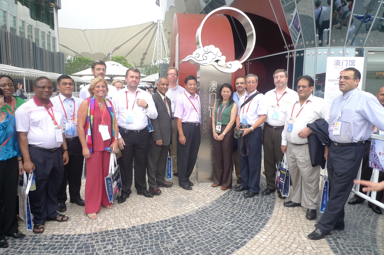 Comissários do Ministério do Negócios Estrangeiros da RPC e Cônsules de vários países em Hong Kong e Macau visitam Pavilhão de Macau na Expo de Xangai