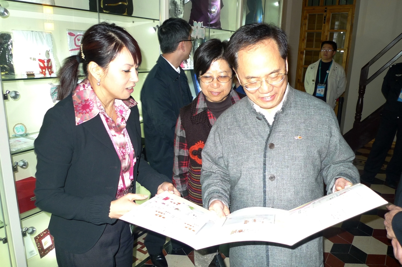 3.	Christiana Ieong oferece lembranças ao Chefe do Executivo da RAEHK, Donald Tsang