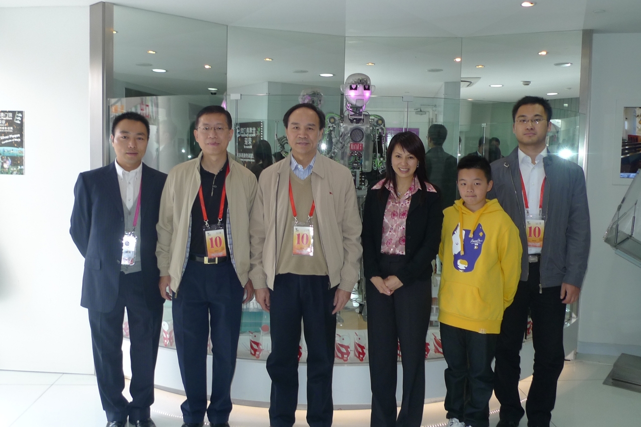 4.	Foto de família : Zhou Bo, Christiana Ieong e o protagonista do filme do Pavilhão de Macau.