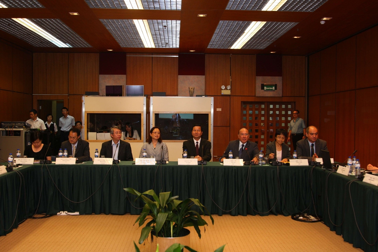 Cheong U met members of the Cross-departmental Working Team on their first meeting since new law took effect