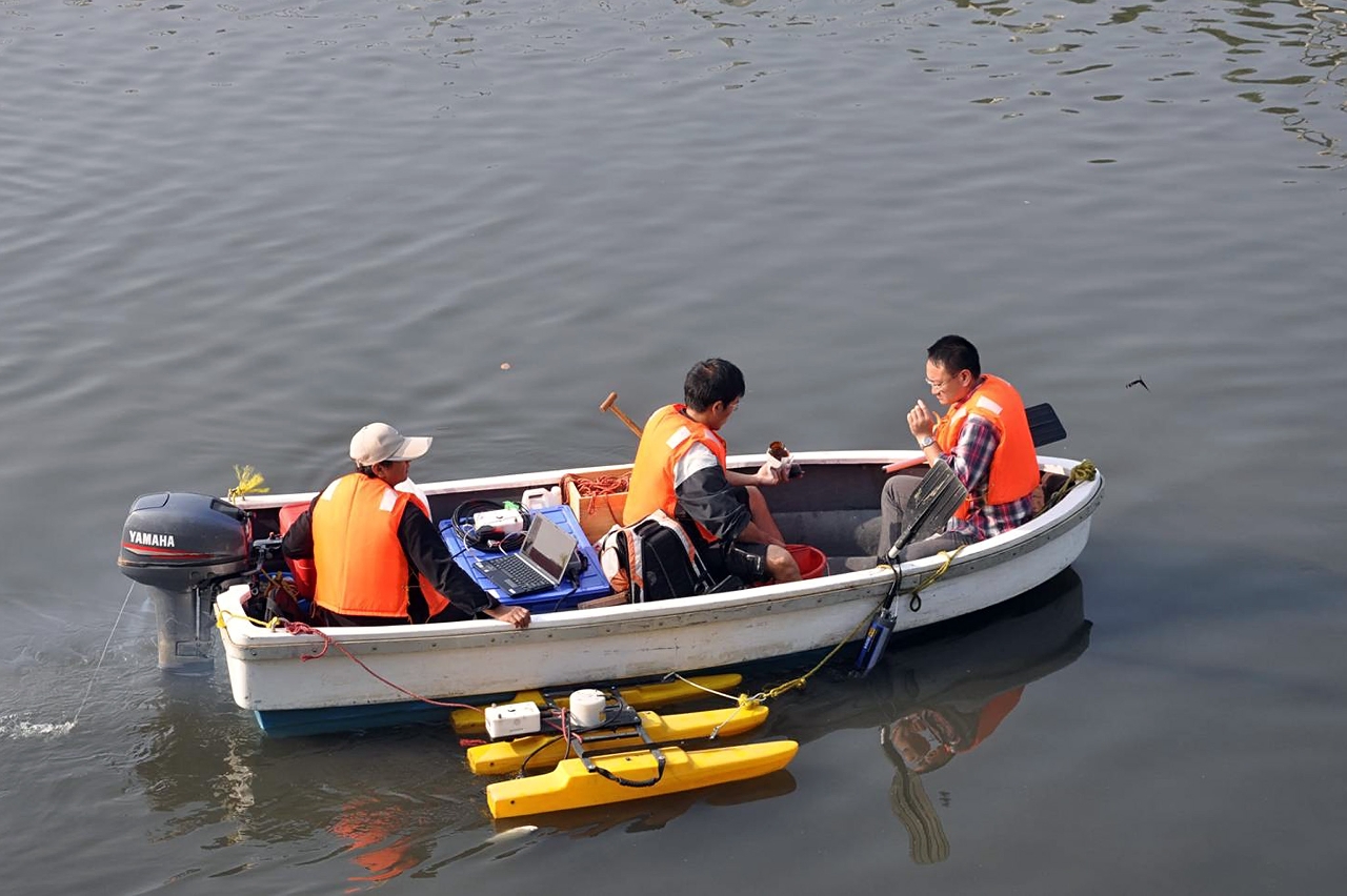 Elementos do estudo a recolher amostras no Canal dos Patos