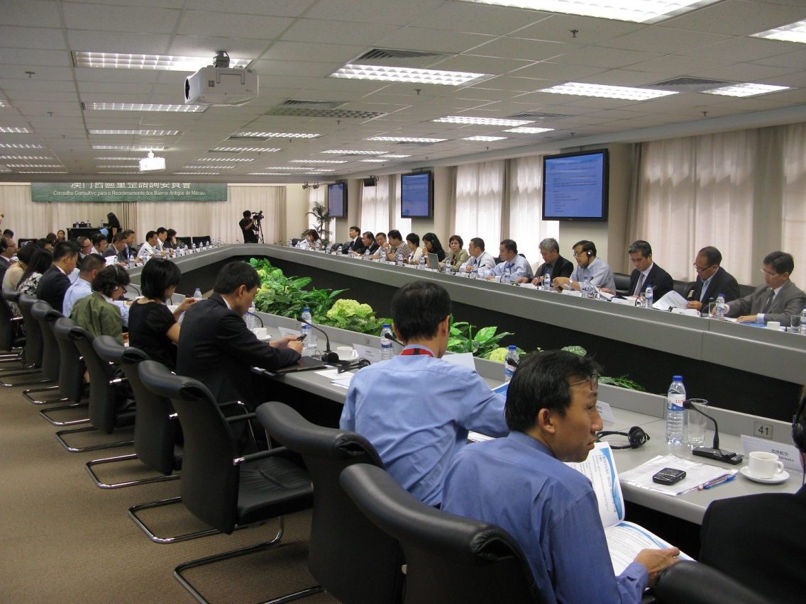 The Civil Aviation Authority of Macao SAR held a consultation session on the draft administrative regulation for “Minimum Air Transport Passenger Rights in case of Denied Boarding, Flight Cancellation or Delay” with the local aviation operators, members of the Comissão de Apoio ao Desenvolvimento Turístico and foreign airlines operating to Macao to solicit views for studying appropriate amendments.