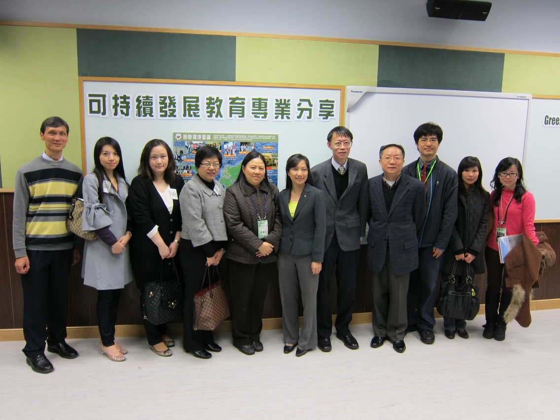 A Subdirectora da DSPA, Vong Man Hung, e os representantes de instituições em Hong Kong, durante a visita.