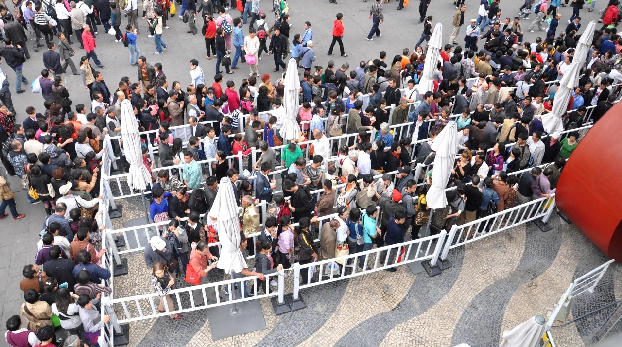 Legenda: Pavilhão de Macau continua com filas de espera à entrada