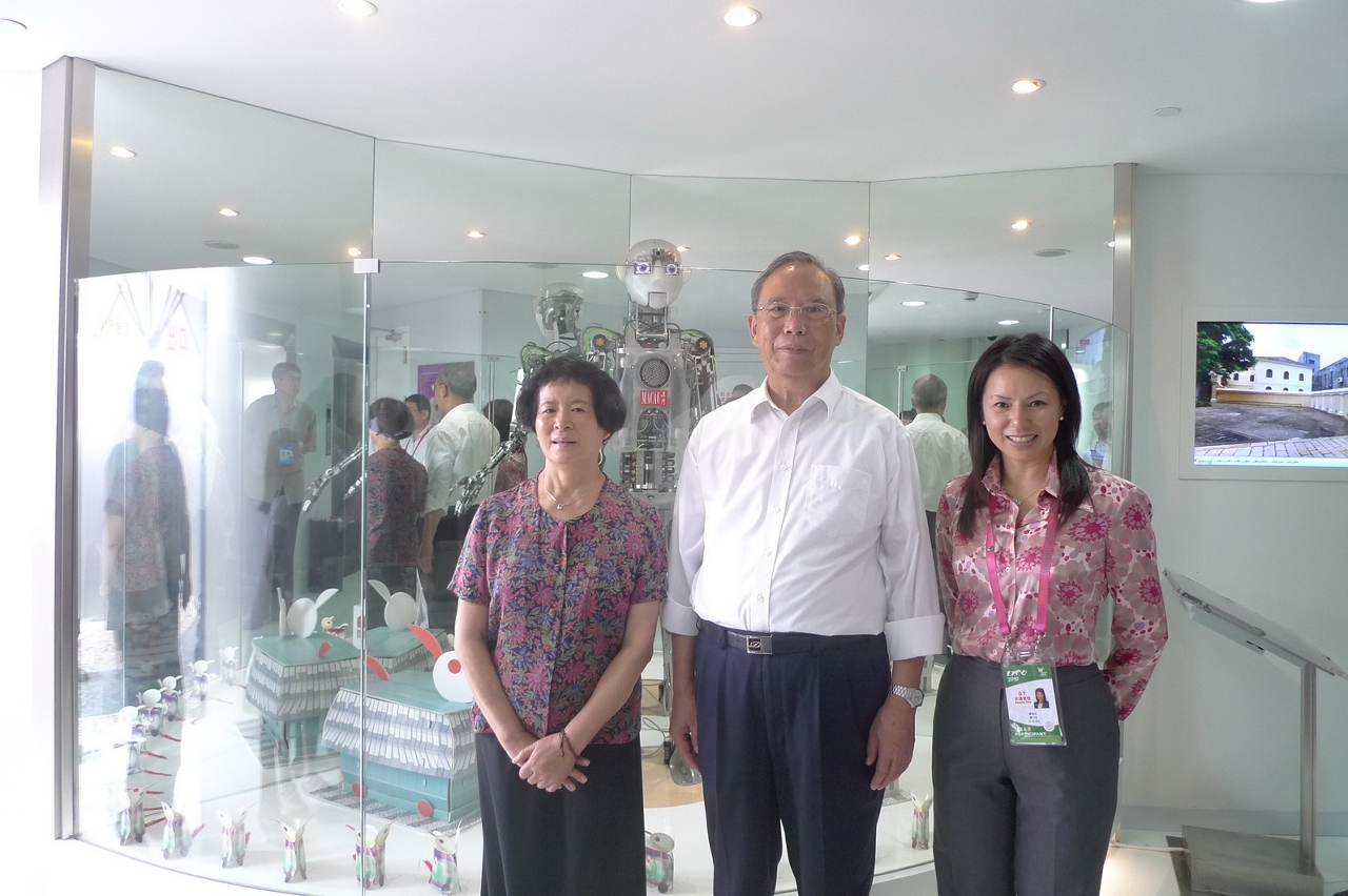 O ex-vice primeiro-ministro do Conselho de Estado da República Popular da China, Zeng Peiyan (centro) e a esposa (centro, à esquerda) com Christiana Ieong na Expo de Xangai.
