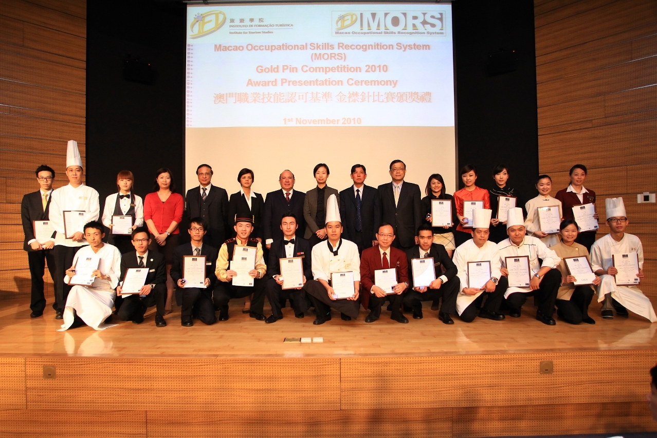 Group photo of Gold Pin Winners and honourable guests