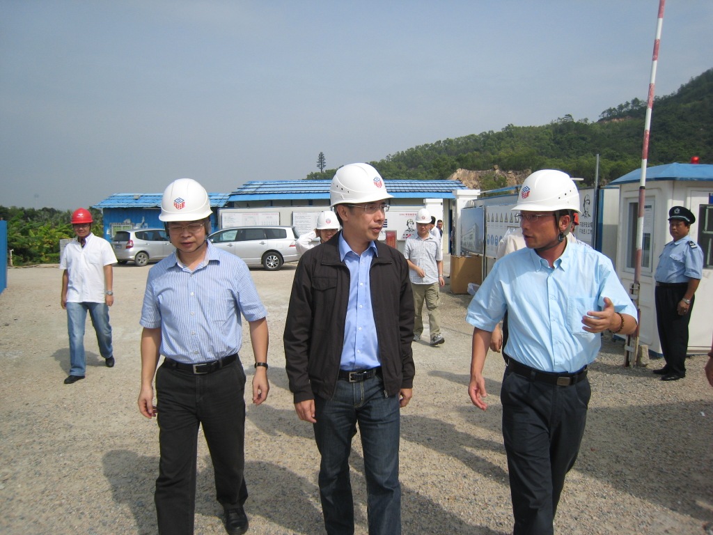 A comitiva em Hengqin, de visita ao local de construção da subestação de Qinyun de 220KV