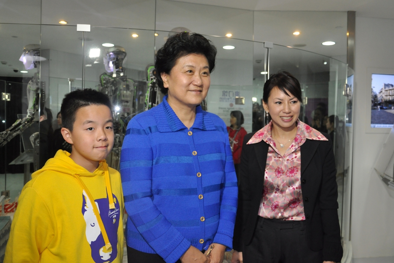 1.	Foto de família : Liu Yandong, Christiana Ieong e o protagonista do filme do Pavilhão de Macau.