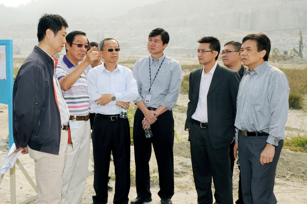 O Grupo, liderado por Eng Lau Si Io, em Seac Pai Van e observa o andamento da terraplenagem.