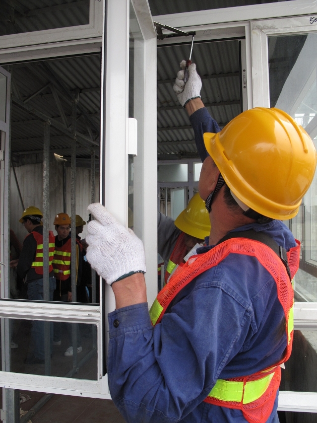 Demolição da construção clandestina no terraço realizada pela Administração