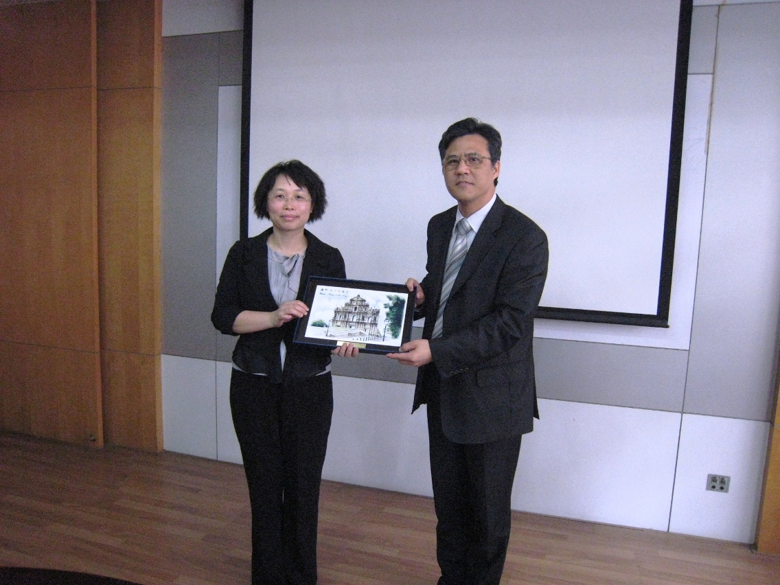 Fotografia da entrega de lembrança por Ip Peng Kin, vice-presidente da Comissão de Luta Contra a Droga ao Centro de Prevenção e Controlo da Doença da provincia de Guangdong