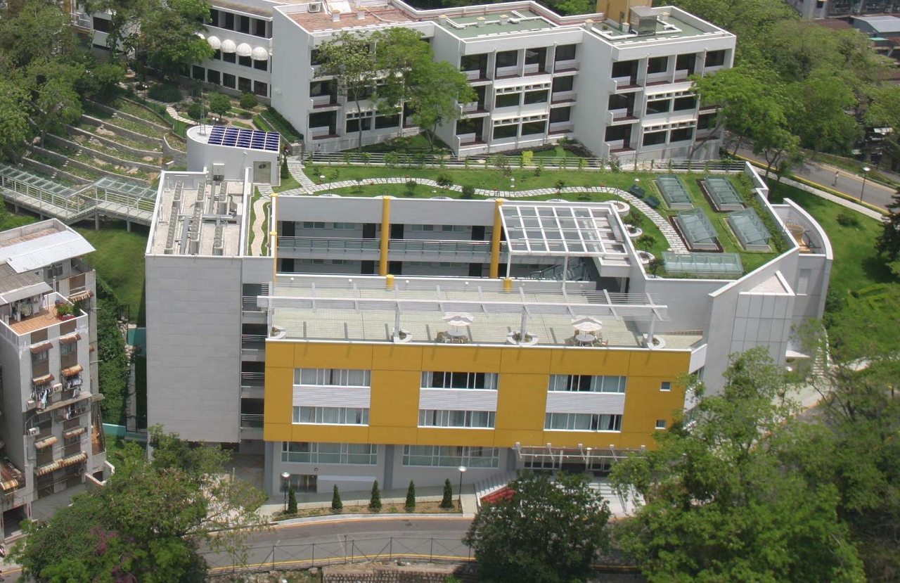 Figura 3 - Montagem do sistema de energia solar fotovoltaica no Instituto de Formação Turística