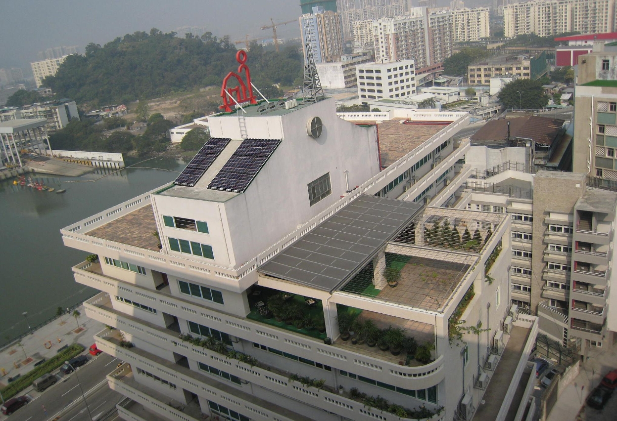 Figura 2 – Montagem do sistema de energia solar fotovoltaica no edifício do Instituto de Habitação