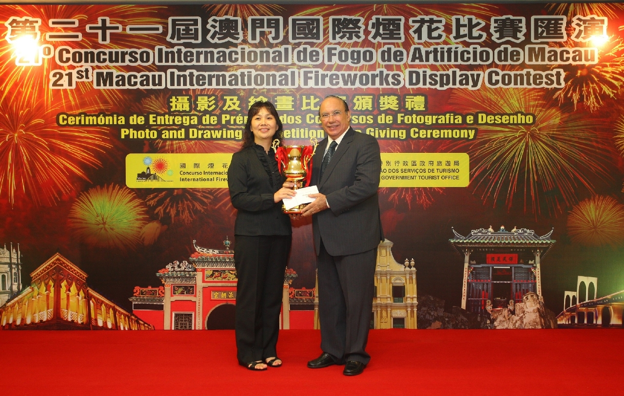 Director Antunes with winner of Photo Competition