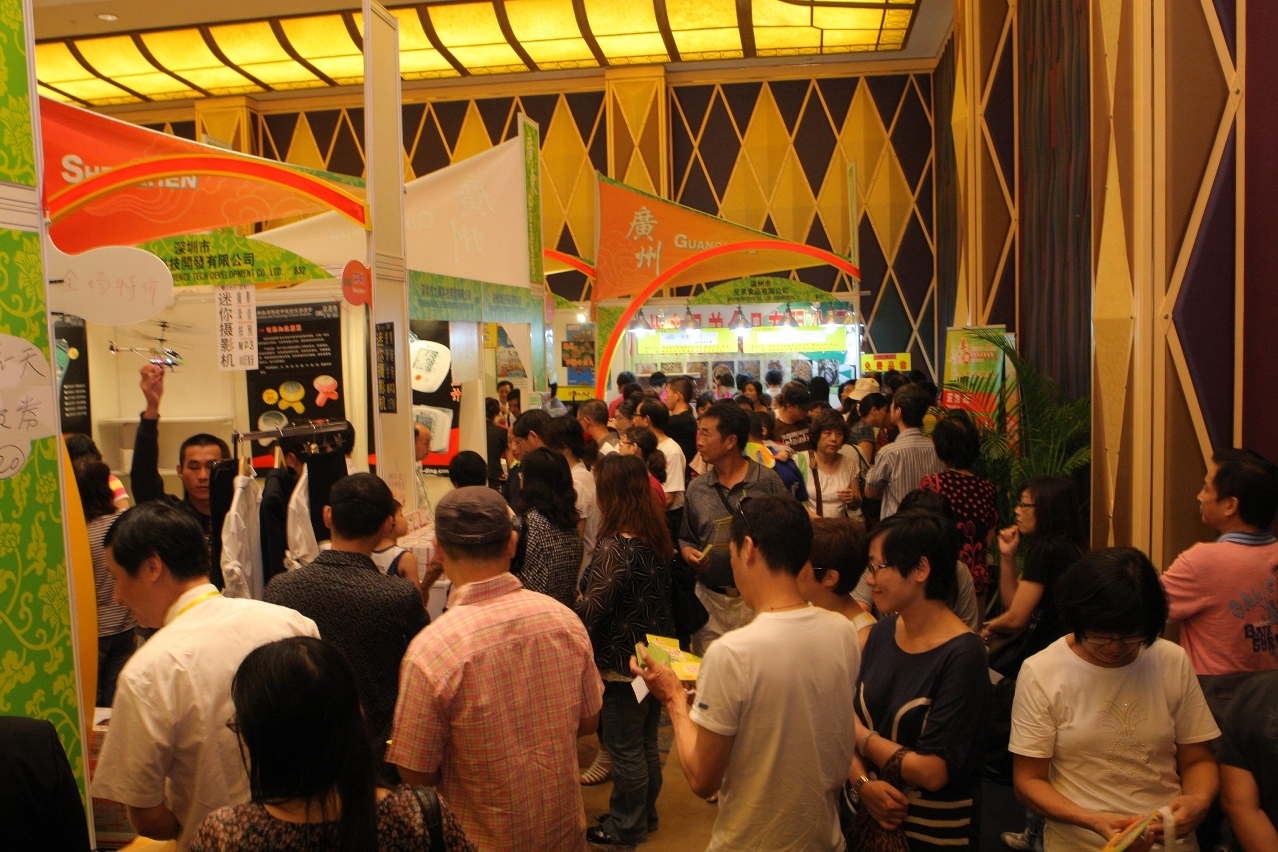 A população de Macau no “Pavilhão de Provincia de Guangdong”