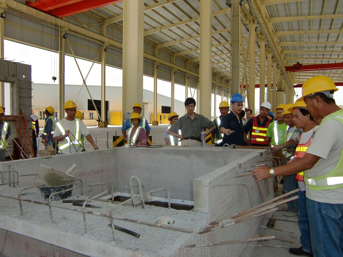 Visita dos formandos que concluíram o curso à “Sociedade de Cimentos de Macau, S.A.R.L.”