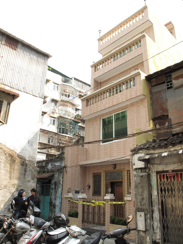Construção ilegal de um edifício de 4 pisos situado junto do Beco da Malva