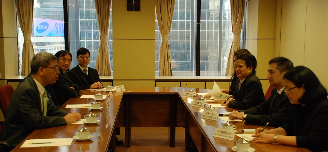 Ho Veng On e seus colaboradores em reunião de intercâmbio com o Director de Auditoria de Hong Kong Benjamin Tang Kwok-bun (primeiro à esquerda)