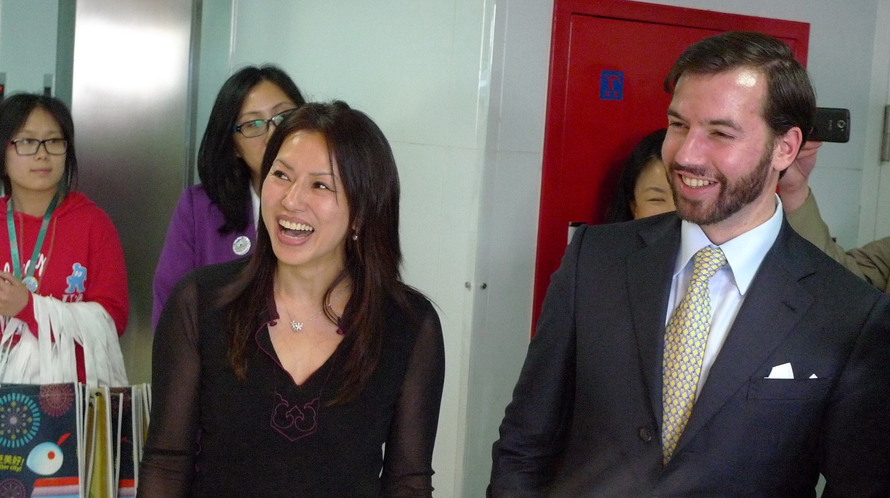 A coordenadora do Gabinete Preparatório para a Participação de Macau na Exposição Mundial de Xangai, Christiana Ieong, apresenta o Pavilhão de Macau ao príncipe Guillaume do Luxemburgo.