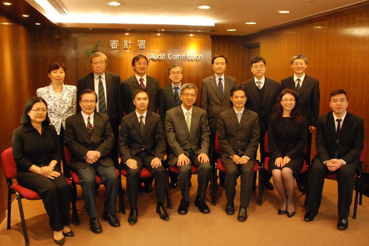 Foto de grupo dos representantes dos comissariados de auditoria de Hong Kong e de Macau. Benjamin Tang Kwok-bun ao centro da primeira fila e Ho Veng On ao seu lado direito.