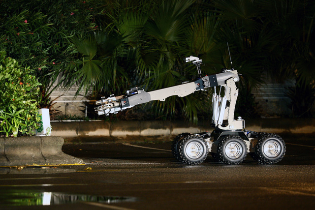 Elementos especializados da Polícia utilizaram o equipamento robot para neutralizar a bomba, fazendo-a detonar.
