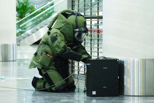 O especialista em engenhos explosivos procurando identificar o dispositivo montado.