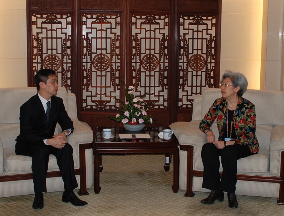 Encontro entre a Vice-ministra de Negócios Estrangeiros Fu Ying (à direita) e o Comissário da Auditoria Ho Veng On