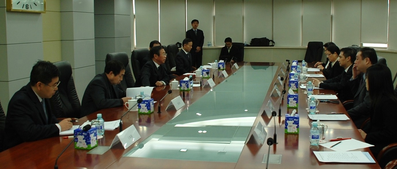 O Auditor Geral do Gabinete de Auditoria Nacional da China, Liu Jiayi (ao centro do lado esquerdo), recebe a delegação do Comissariado da Auditoria