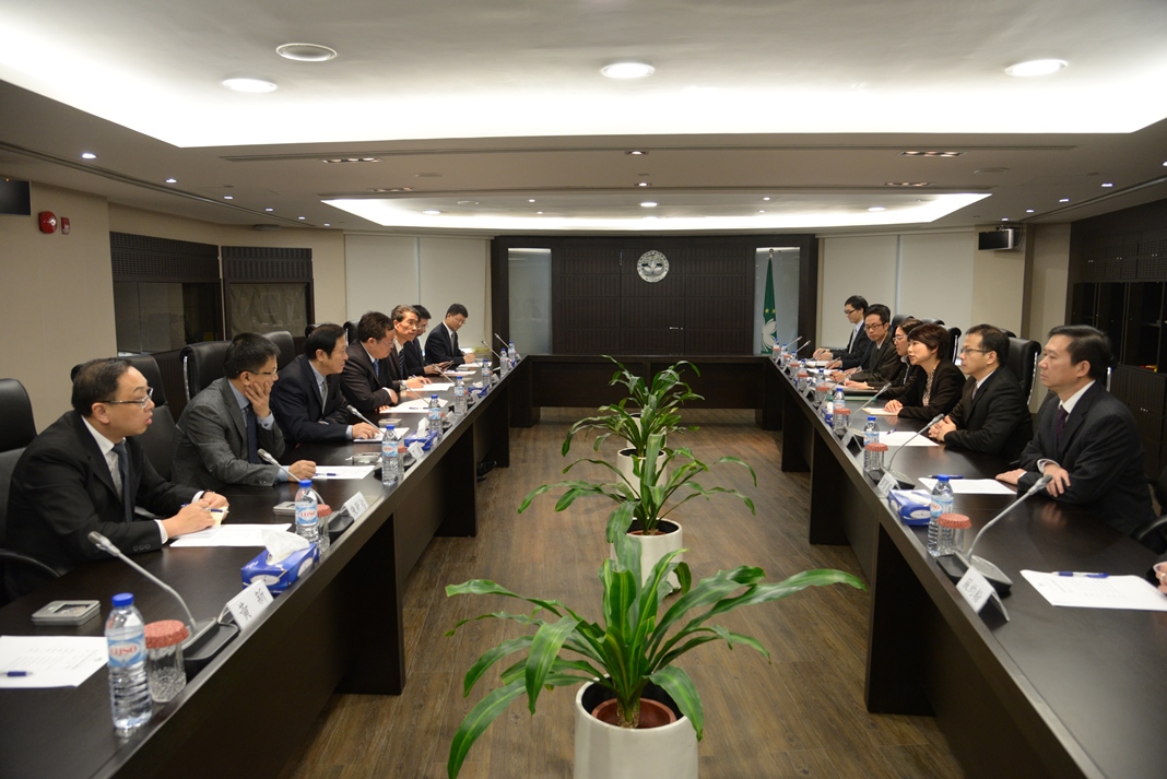 A delegação na conversa com os juízes do Tribunal Judicial de Base