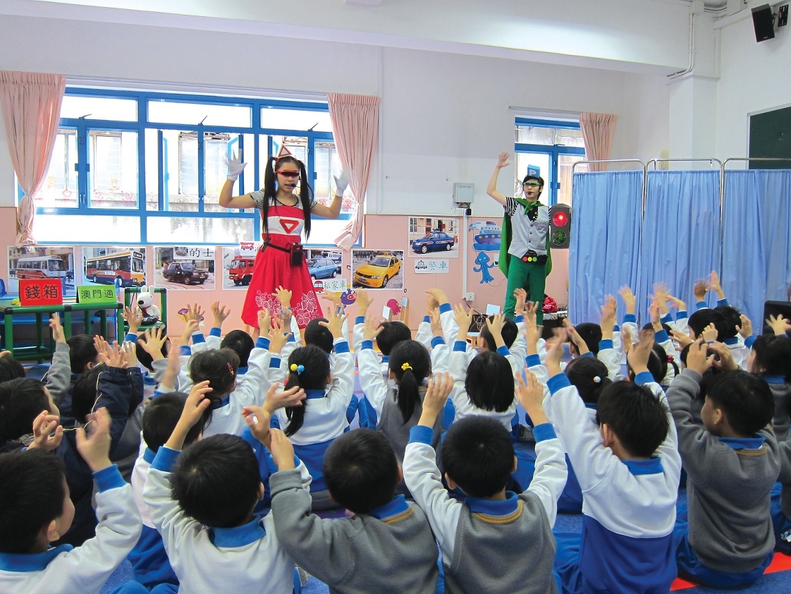 Acções de sensibilização de segurança rodoviária junto das escolas