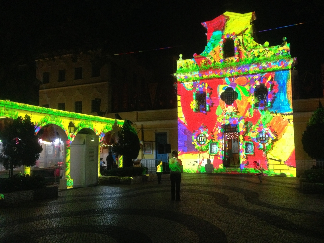 Projecção de desenhos feitos pelas crianças de Macau na Igreja de São Francisco Xavier em Coloane