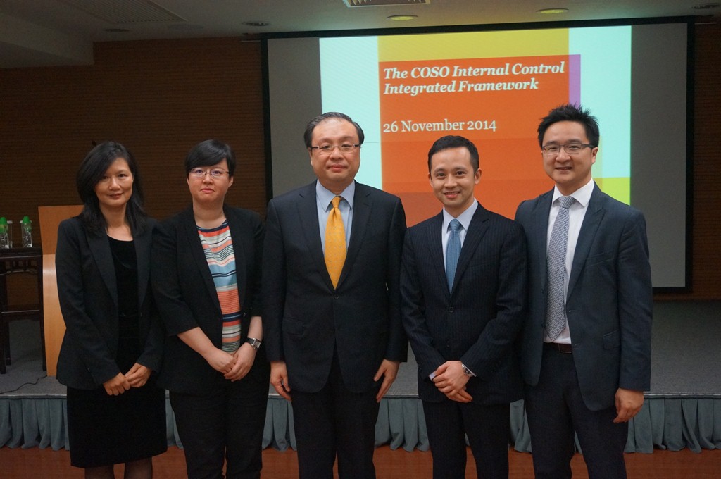 Director dos Serviços de Auditoria Neoh Hwai Beng (ao centro), represen¬tantes da Associação de Auditores de Contas Registados de Macau (à esquerda) e os oradores Eric Yeung (segundo à direita) e Bernard Li (primeiro à direita)
