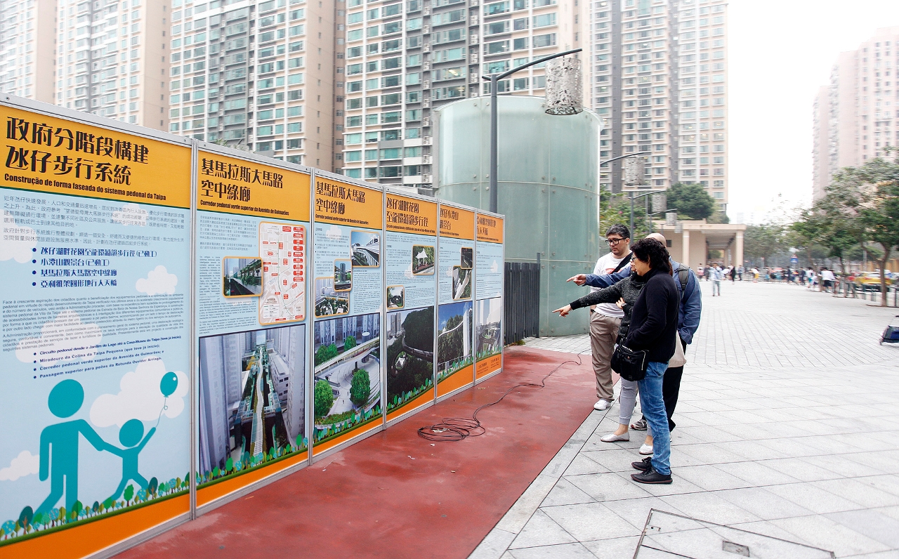Painel de exposição colocado junto do Parque Central da Taipa
