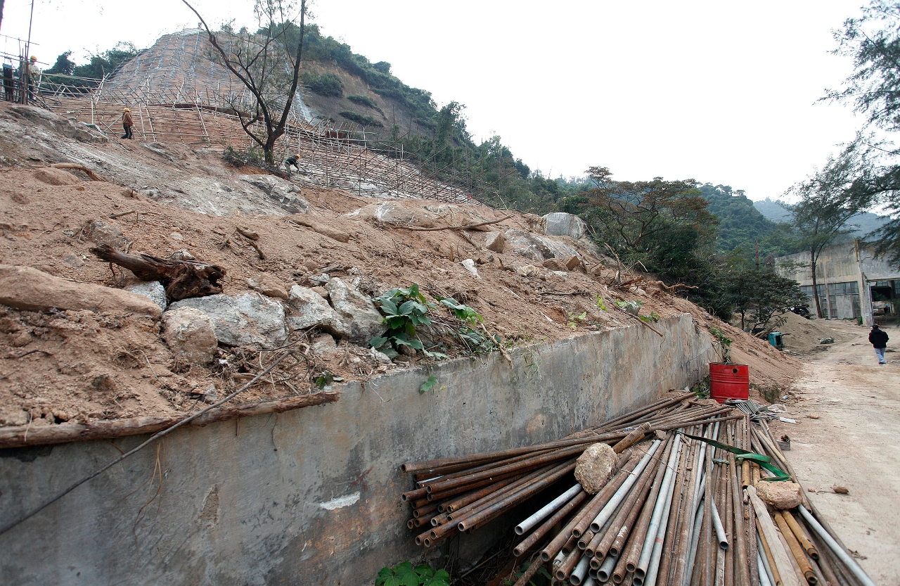 Obra de reordenamento do talude localizado na Estrada do Altinho de Coloane, junto do Vale das Borboletas
