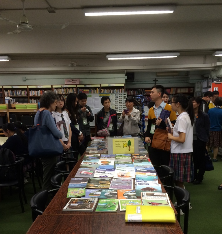 Fig. 2:	A delegação em plena visita à Escola São Paulo de Hong Kong e partilhando experiências da educação ambiental.