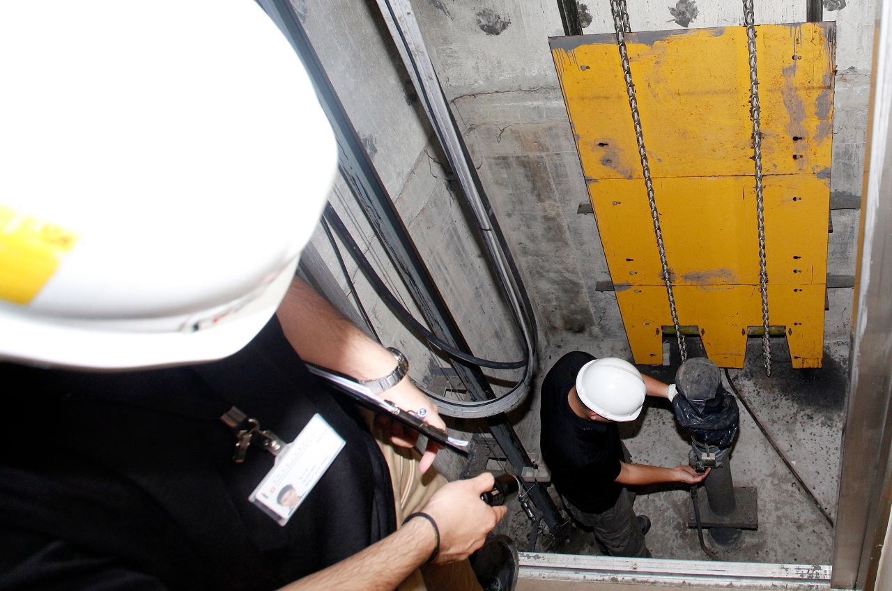 Inspecção aleatória realizada pela entidade técnica contratada pela Administração aos equipamentos de elevadores já registados e que foi já emitido o certificado de segurança de funcionamento de modo a garantir a qualidade da inspecção
