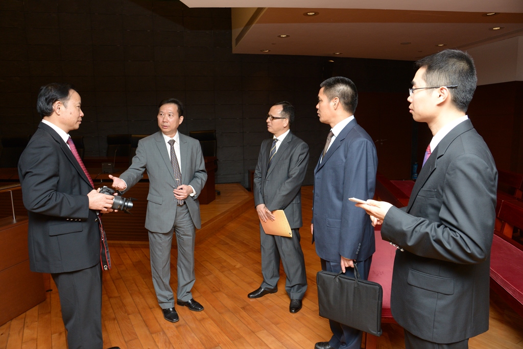 A delegação no encontro com o Presidente do Tribunal de Segunda Instância, Dr. Lai Kin Hong, e outros representantes dos Tribunais