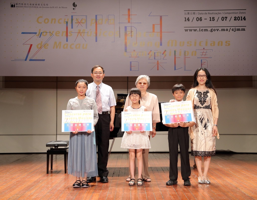 Cheong Neng Hoi Chara (à esquerda), Chan Chon In (à direita) e Leung Wan Wai (no meio) foram, respectivamente, campeã e vencedores do 2º e 3º lugar nas categorias do Nível Elementar.