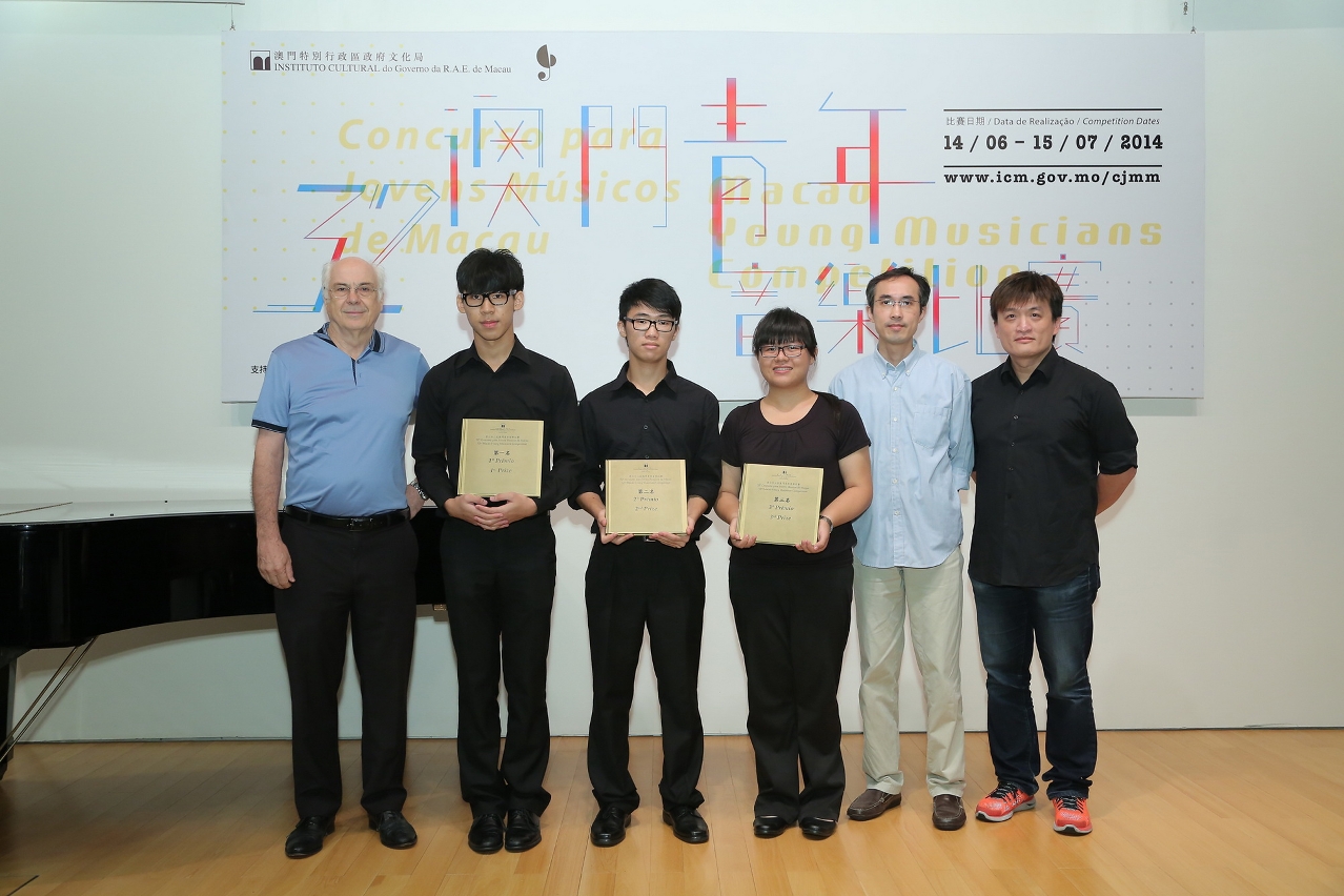 Kuok Hou Wa (à esquerda) conquistou o 1˚ lugar, Tam Chi Kin (ao meio) o 2º lugar e Lau Hei Tong (à direita) o 3º lugar da categoria Trompete, Trompa, Trombone, Tuba Solo - Nível Avançado.