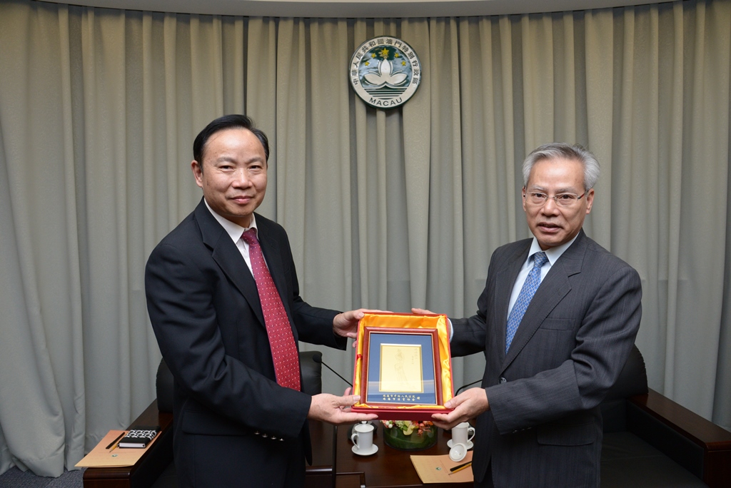 O Presidente Ao Guangen e outros membros da delegação fazem uma visita cordial ao Dr. Sam Hou Fai