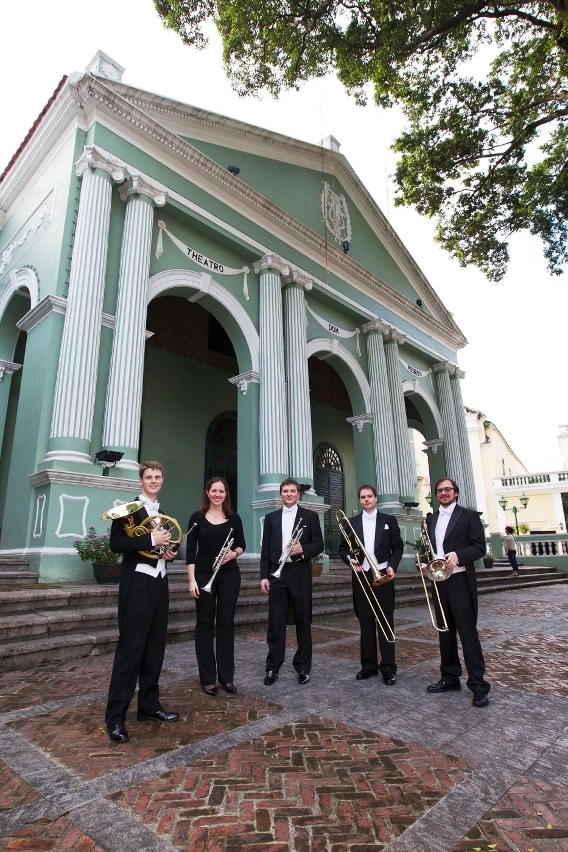 Actuação das obras de vários compositores americanos no concerto “Sons do Novo Mundo”.