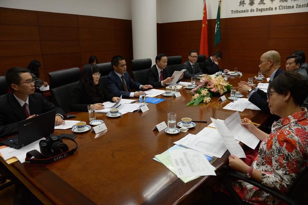 A delegação no encontro com o Presidente do Tribunal de Segunda Instância, Dr. Lai Kin Hong, e outros representantes dos Tribunais