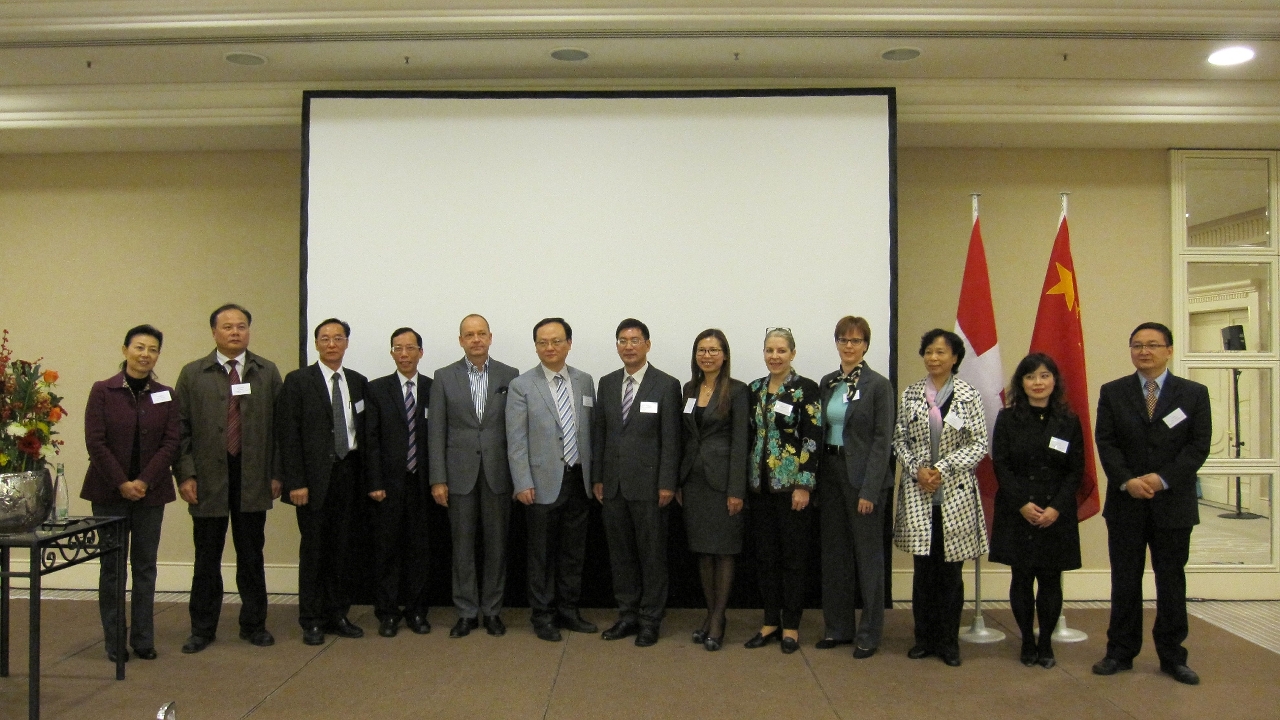 Fotografia de grupo dos principais convidados à Sessão da Suíça do “Seminário de Promoção do Ambiente de Investimento em Guangdong e Macau 2013”.