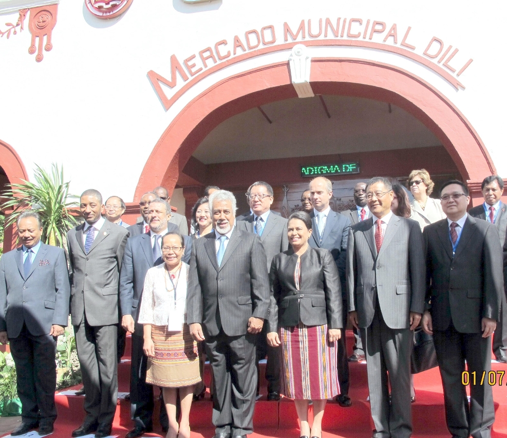 De direita à esquerda: Jackson Chang, Presidente do IPIM, Zhang Wei, Vice-Presidente do CCPIT, Veneranda Lemos, Secretária de Estado de Apoio ao Sector Privado de Timor Leste, Kay Rala Xanana Gusmão, Primeiro-Ministro da R.D .Timor Leste, Vicky Tchong, Embaixadora de Timor Leste na R.P. China, Júlio Morais, Embaixador de Cabo Verde na R.P. China, Bruno Jauad, Chefe de Gabinete do Ministro da Economia em Guiné Bissau, Francisco Kalbuadi Lay, Ministro de Turismo da R.D. Timor Leste.
