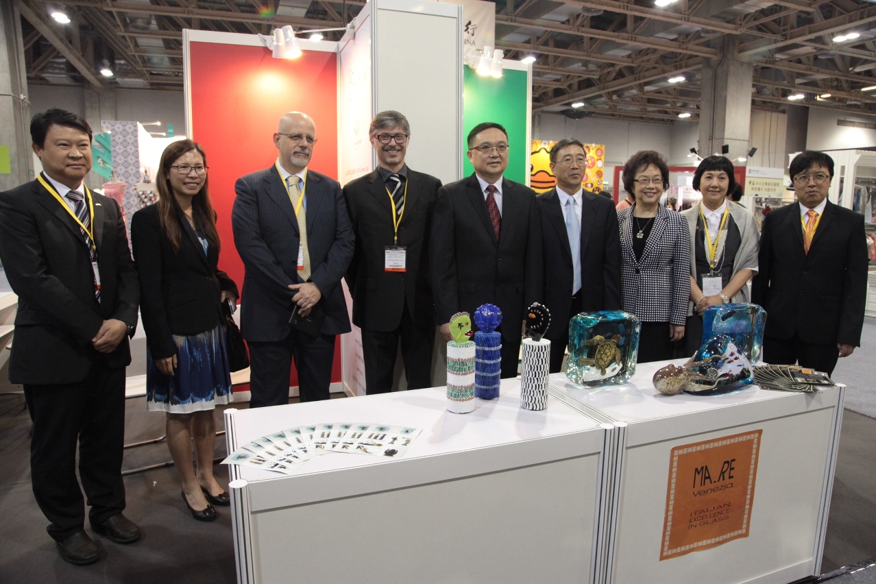 Convidados de honra apreciam os requintados artigos artesanatos da Europa, apresentados pela primeira vez em Macau, pelos expositores italianos.