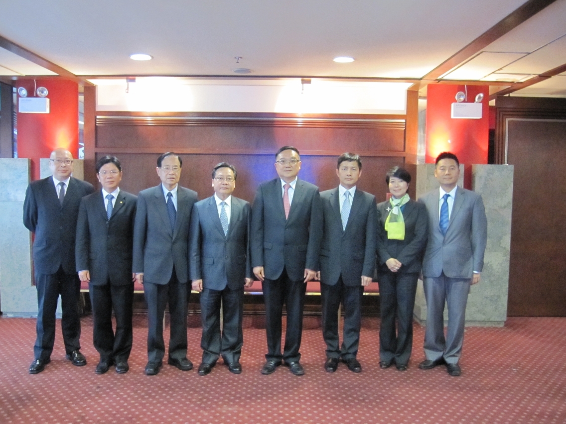 Fotografia de grupo dos membros da Comissão de Apreciação dos Projectos de Macau no Âmbito do Desenvolvimento de Hengqin (Ilha da Montanha)